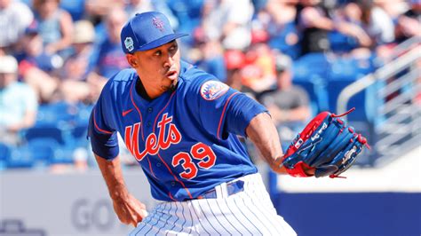 Mets Notebook: Edwin Diaz hopes to pitch this season after torn patellar tendon